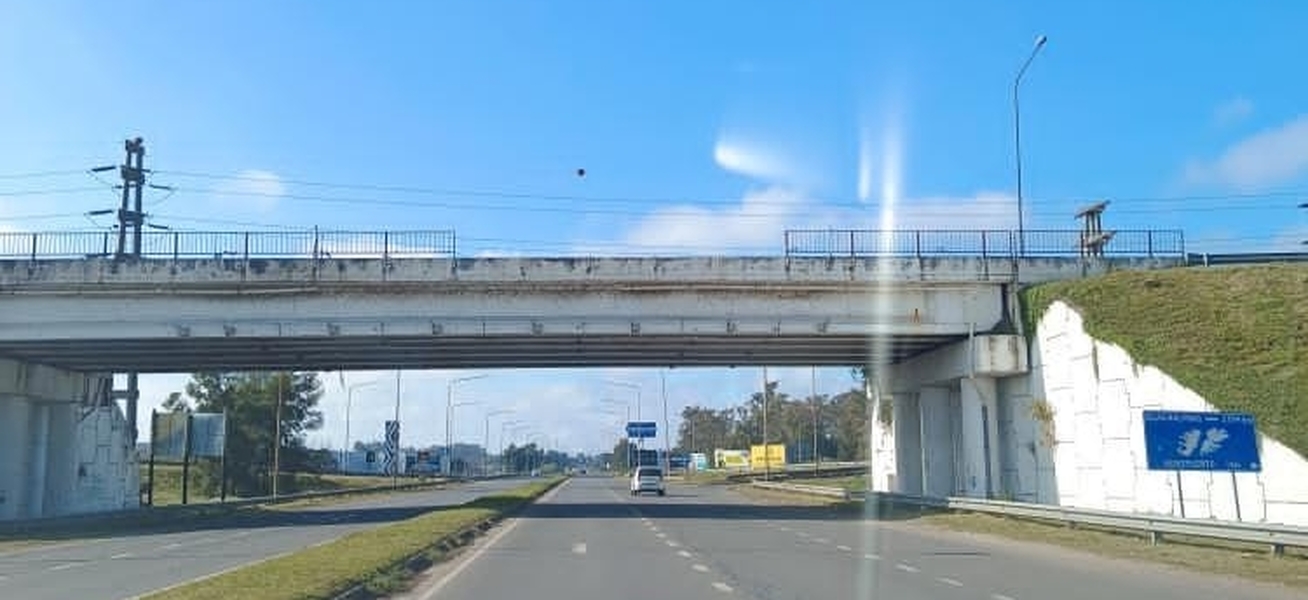 Un puente sobre Ruta 9 en Funes tiene su baranda rota hace más de un mes: los vecinos advierten el peligro